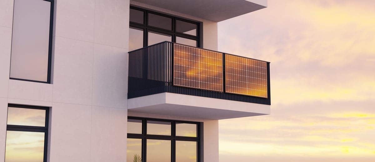 Balkon mit Balkonkraftwerk während dem Sonnenuntergang