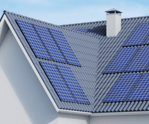 Dach Einfamilienhaus mit Solarpanels in unterschiedlicher Ausrichtung