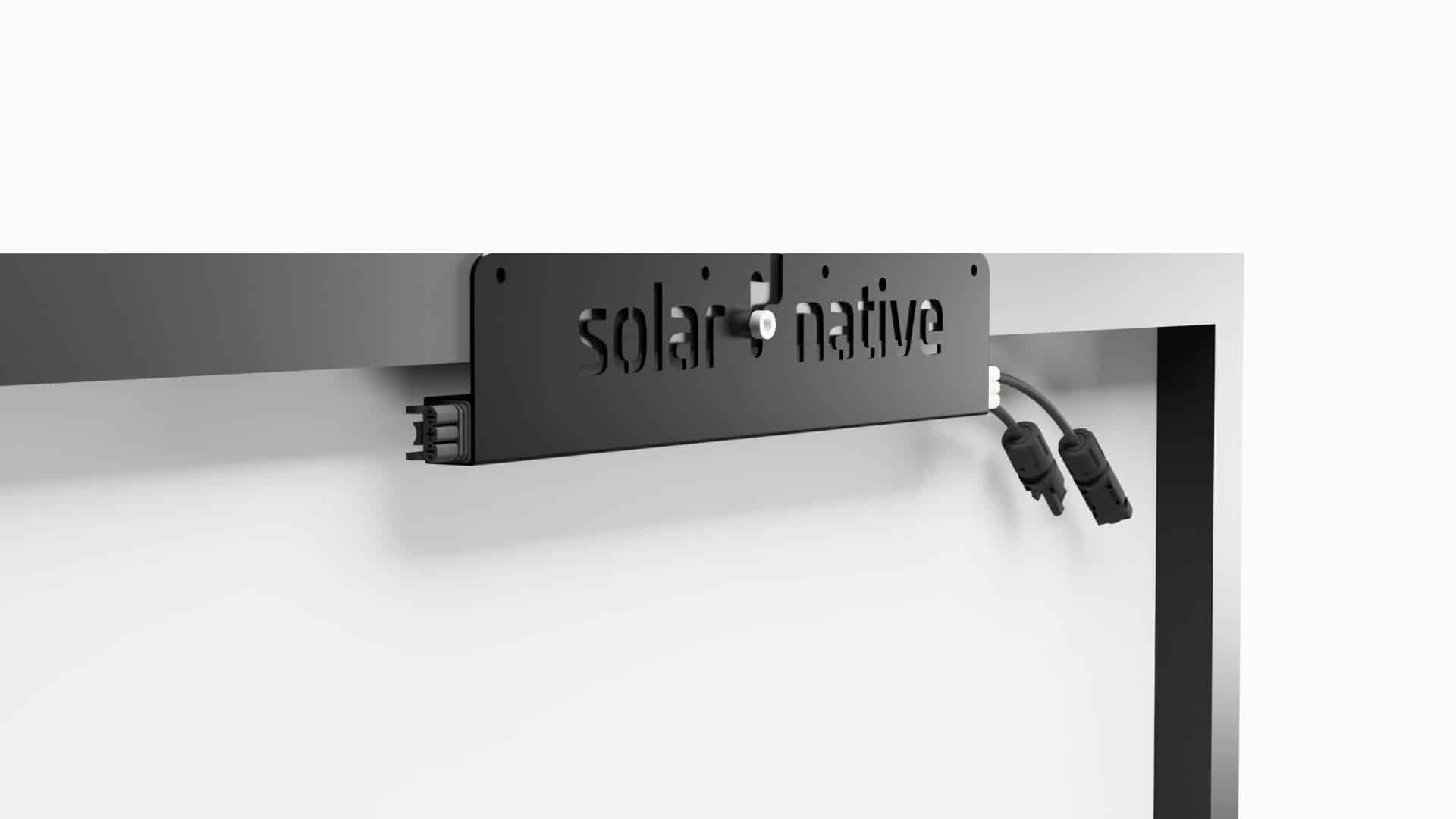 Solarnative PowerStick Mikro-Wechselrichter an Modulrahmen montiert